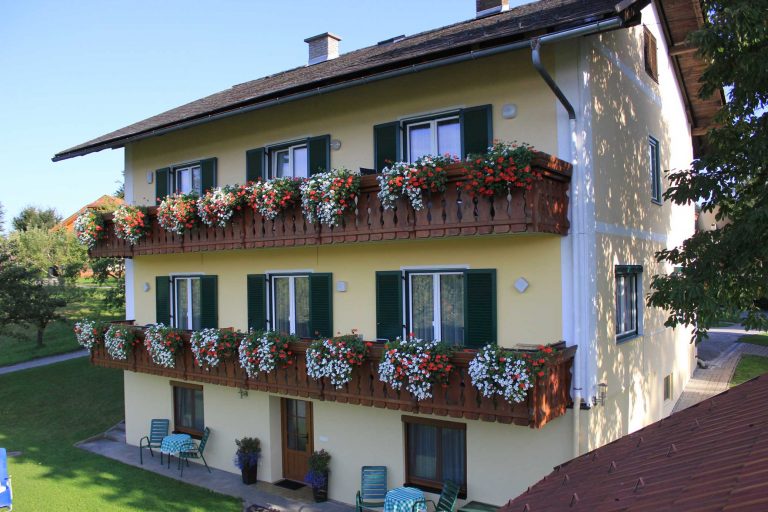 Kusternighof mit Blumenbalkonen
