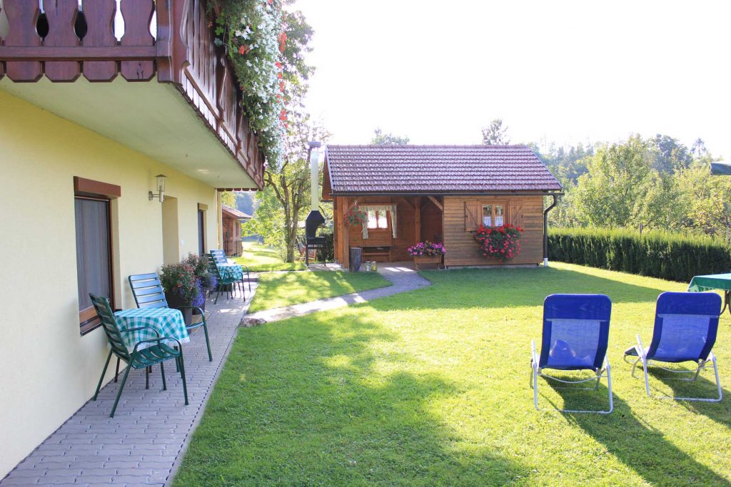 Terrasse und Liegewiese am Kusternighof – Urlaub mit Hund am Wörthersee